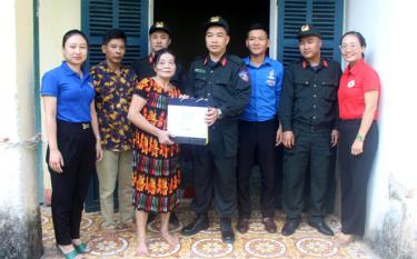 Chi đoàn Cơ quan Thường trực Bộ Tư lệnh Cảnh sát cơ động tại Tây Bắc đến thăm và tặng quà gia đình bà Trần Thị La, thương binh 3/4 ở tổ 12, phường Đồng Tâm